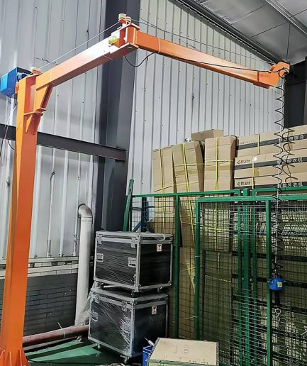 Efficient and lightweight handling assistant soft rope power-assisted mechanical arm folding arm crane